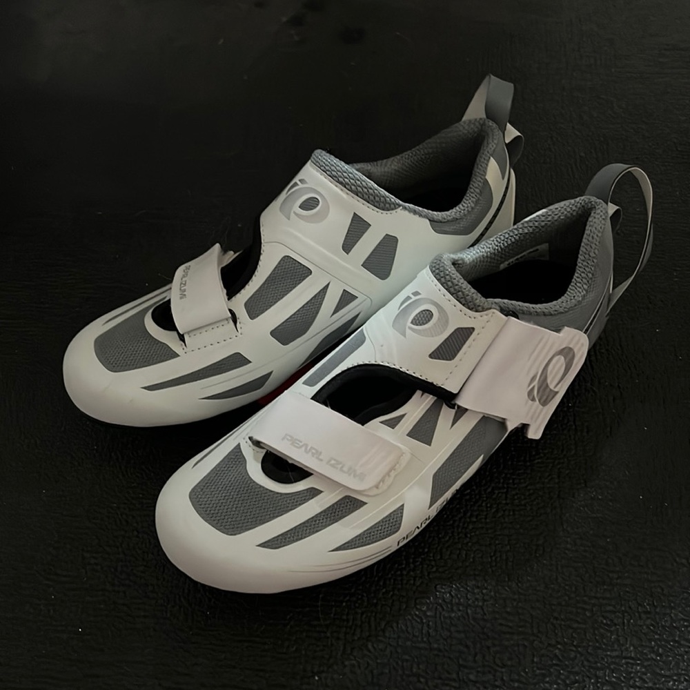 Pearl Izumi spin shoes size 39.5 (fits like an 8)